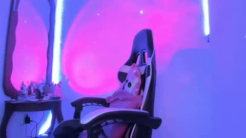 Dalia April online show from March 7, 7:55 pm