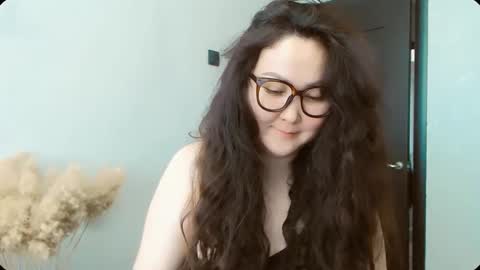 Snapshot of dalidayes chatting on April 6, 5:41 am Dali online show from April 6, 5:41 am
