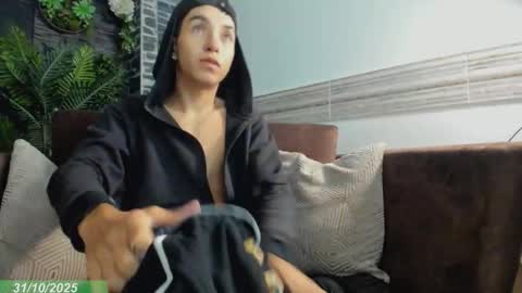 Snapshot of dallen_grant chatting on October 31, 12:17 pm Dallen Grant online show from October 31, 12:17 pm