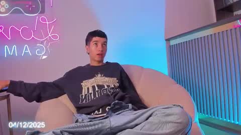 Snapshot of dallen_grant chatting on December 4, 12:36 pm Dallen Grant online show from December 4, 12:36 pm