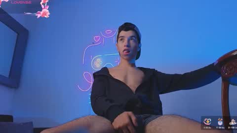 Snapshot of dallen_grant chatting on December 14, 12:21 pm Dallen Grant online show from December 14, 12:21 pm