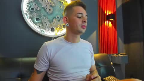 Snapshot of damian__oliver chatting on December 2, 2:53 am Damian Oliver online show from December 2, 2:53 am