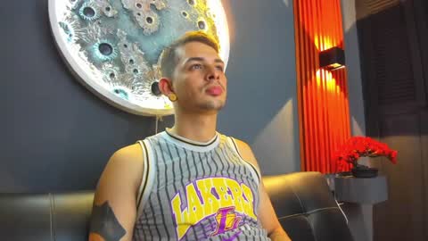 Snapshot of damian__oliver chatting on December 17, 7:07 am Damian Oliver online show from December 17, 7:07 am