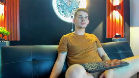 Snapshot of damian__oliver chatting on January 17, 4:49 am Damian Oliver online show from January 17, 4:49 am