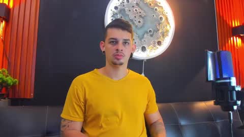 Snapshot of damian__oliver chatting on March 10, 9:21 am Damian Oliver online show from March 10, 9:21 am