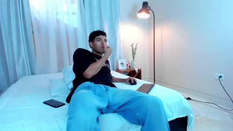 Snapshot of damian_rodriiguez chatting on June 1, 12:29 pm Damian online show from June 1, 12:29 pm