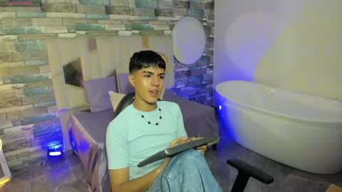 Snapshot of damian_tay chatting on April 26, 11:52 am damian_tay online show from April 26, 11:52 am