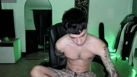 Snapshot of damon_333 chatting on May 26, 2:29 am Damon online show from May 26, 2:29 am
