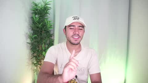 Snapshot of damon_frost chatting on May 27, 4:09 am damon_frost online show from May 27, 4:09 am