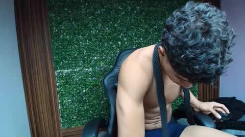 Snapshot of damon_sw chatting on December 14, 6:01 pm damon online show from December 14, 6:01 pm