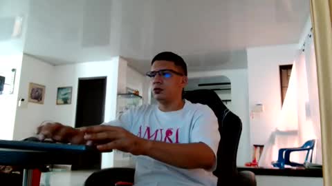 Snapshot of damyan_2003 chatting on May 28, 2:03 pm damyan_2003 online show from May 28, 2:03 pm