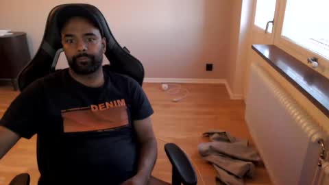 Snapshot of dan_the_man43 chatting on April 24, 6:21 pm dan_the_man43 online show from April 24, 6:21 pm