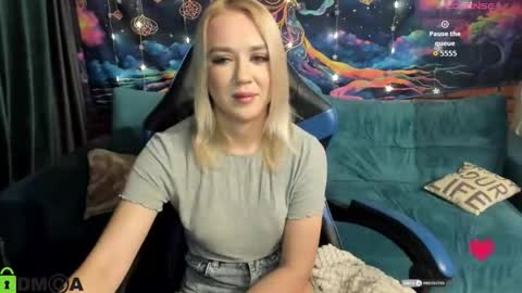 Snapshot of dances_queen chatting on February 15, 8:24 am dances_queen online show from February 15, 8:24 am