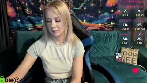 Snapshot of dances_queen chatting on March 16, 8:18 am dances_queen online show from March 16, 8:18 am