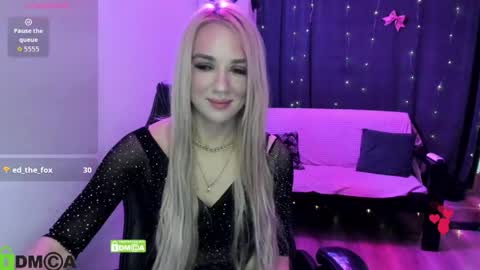 Snapshot of dances_queen chatting on May 15, 9:05 am dances_queen online show from May 15, 9:05 am