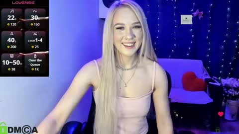 Snapshot of dances_queen chatting on June 10, 7:07 am dances_queen online show from June 10, 7:07 am