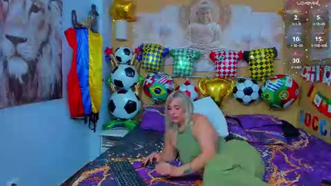 Snapshot of dani_and_maik chatting on July 8, 12:59 am dani_and_maik online show from July 8, 12:59 am