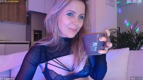 Snapshot of daniangel_web chatting on May 22, 6:13 pm daniangel_web online show from May 22, 6:13 pm