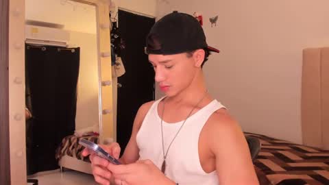 Snapshot of daniels_cruz chatting on February 21, 9:54 pm Daniels Cruz online show from February 21, 9:54 pm