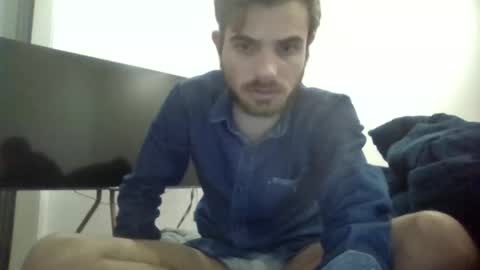 Snapshot of danievio21 chatting on May 21, 2:40 am danievio21 online show from May 21, 2:40 am