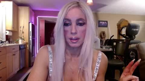 Snapshot of danikawhite69 chatting on April 14, 2:56 pm DanikaWhite69 online show from April 14, 2:56 pm