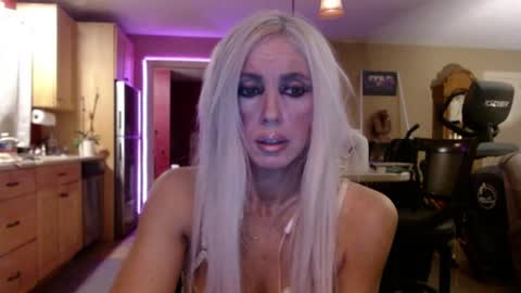 Snapshot of danikawhite69 chatting on April 16, 1:01 pm DanikaWhite69 online show from April 16, 1:01 pm