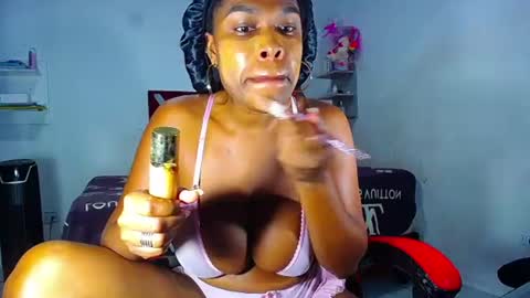 Snapshot of danisabrownn chatting on July 16, 12:33 pm danisabrownn online show from July 16, 12:33 pm