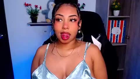 Snapshot of danna_schmidt23 chatting on July 1, 11:01 am Danna online show from July 1, 11:01 am
