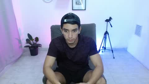 Snapshot of dante_18cm chatting on May 1, 1:32 am Dante online show from May 1, 1:32 am