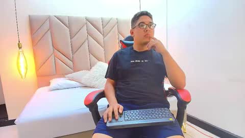 Snapshot of dantepresscot chatting on November 16, 4:29 am Dante online show from November 16, 4:29 am