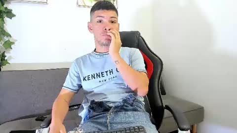 Snapshot of danterivas__ chatting on June 22, 8:17 pm Dante Rivas online show from June 22, 8:17 pm