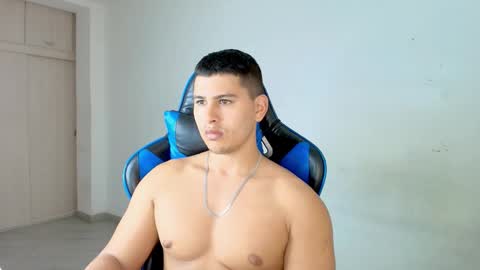 Snapshot of dantraxx chatting on February 19, 8:49 pm Dantraxx online show from February 19, 8:49 pm