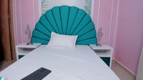 Snapshot of daphne_fox_ chatting on February 22, 6:39 am Daphne  online show from February 22, 6:39 am