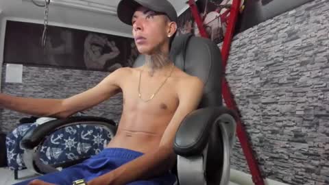 Snapshot of darikson_boy_ chatting on November 10, 10:53 pm Darikson online show from November 10, 10:53 pm