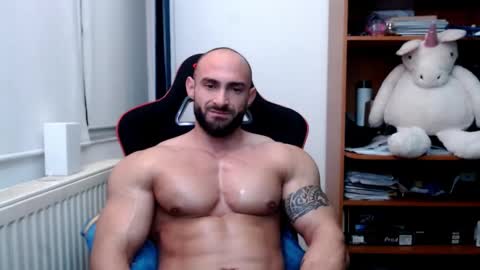 Snapshot of dariomuscle chatting on December 3, 8:50 pm Dario online show from December 3, 8:50 pm
