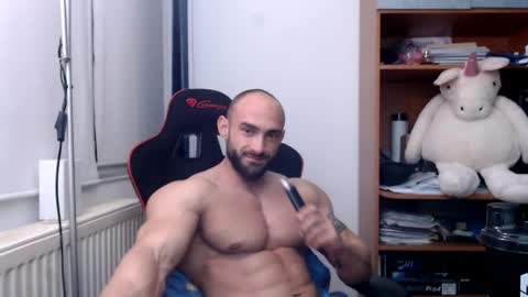 Snapshot of dariomuscle chatting on December 4, 9:35 pm Dario online show from December 4, 9:35 pm