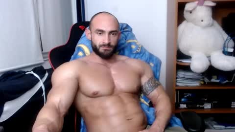 Snapshot of dariomuscle chatting on December 8, 9:19 pm Dario online show from December 8, 9:19 pm