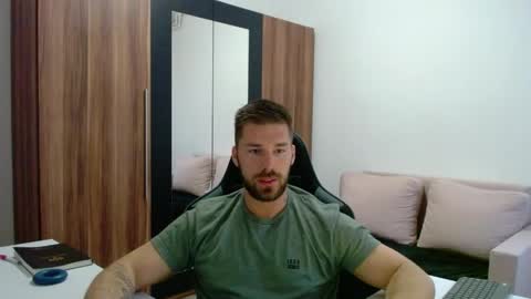 Snapshot of darius_94 chatting on May 8, 4:40 am darius_94 online show from May 8, 4:40 am