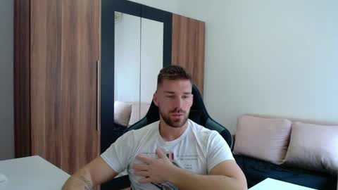 Snapshot of darius_94 chatting on May 13, 4:43 am darius_94 online show from May 13, 4:43 am