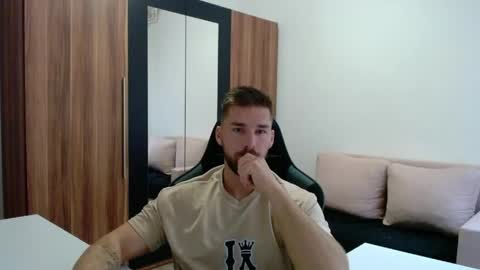 Snapshot of darius_94 chatting on May 18, 5:24 am darius_94 online show from May 18, 5:24 am