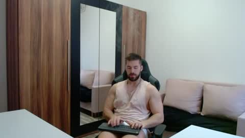 Snapshot of darius_94 chatting on June 11, 4:10 am darius_94 online show from June 11, 4:10 am