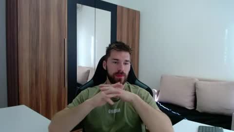 Snapshot of darius_94 chatting on June 12, 5:39 am darius_94 online show from June 12, 5:39 am