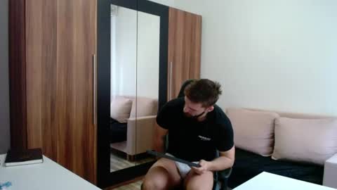 Snapshot of darius_94 chatting on June 14, 4:36 am darius_94 online show from June 14, 4:36 am