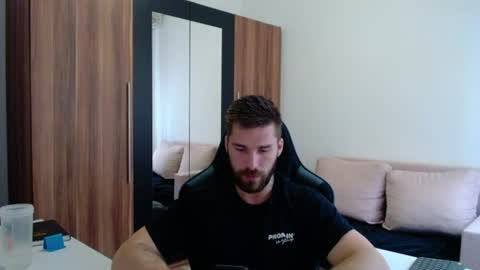 Snapshot of darius_94 chatting on June 14, 4:42 pm darius_94 online show from June 14, 4:42 pm