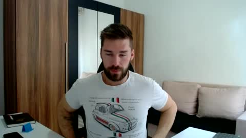 Snapshot of darius_94 chatting on June 15, 5:20 am darius_94 online show from June 15, 5:20 am