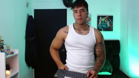 Snapshot of darius_phoenix chatting on May 5, 6:38 pm Darius Phoenix online show from May 5, 6:38 pm