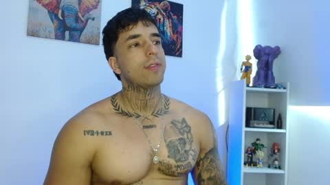 Snapshot of darius_phoenix chatting on May 30, 9:12 pm Darius Phoenix online show from May 30, 9:12 pm