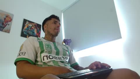 Snapshot of darius_phoenix chatting on June 8, 5:35 pm Darius Phoenix online show from June 8, 5:35 pm