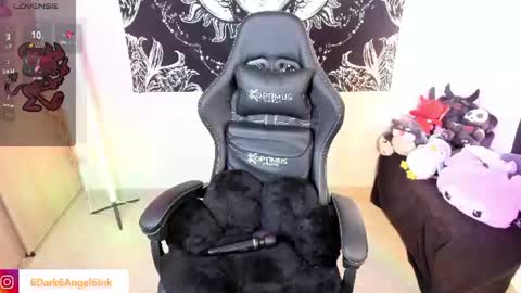 Snapshot of dark_angel_ink_ chatting on June 19, 1:48 pm LUISA online show from June 19, 1:48 pm