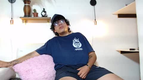 dark_yeager online show from April 19, 7:05 pm